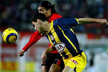 El jugador del Atlético de Madrid Pablo Ibáñez lucha por un balón con Juan Arango, del Mallorca, en Son Moix.