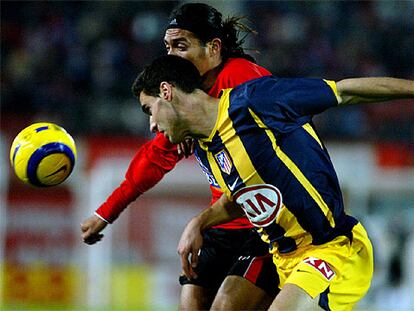 El jugador del Atlético de Madrid Pablo Ibáñez lucha por un balón con Juan Arango, del Mallorca, en Son Moix.