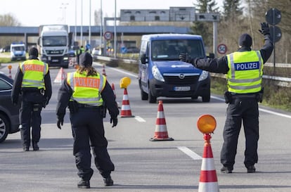 La policía alemana realiza controles cerca de la frontera francesa, el viernes, ante el avance del coronavirus.