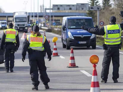 La policía alemana realiza controles cerca de la frontera francesa, el viernes, ante el avance del coronavirus.