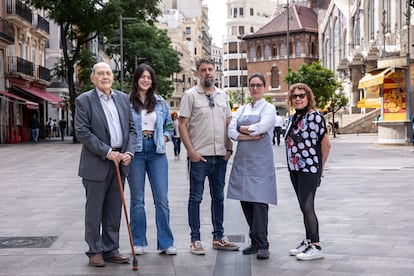 De izquierda a derecha: el médico jubilado Carlos San Juan, la estudiante universitaria Rosío Cano, el director creativo Amador Pastor, la empresaria Natalia Estellés y la trabajadora colombiana Gloria Nancy Rendón, este viernes en la plaza del Mercado de Valencia.