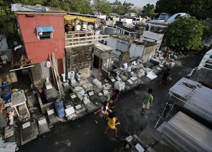 Las viviendas son construidas sobre las tumbas de los cementerios públicos. En la imagen, vista general del cementerio de la ciudad de Pasay.