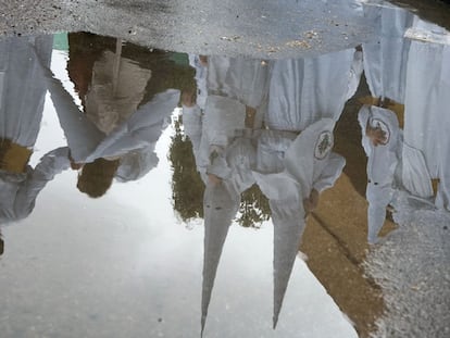 Nazarenos de San Gonzalo, cruzando el puente de Triana en Sevilla tras suspenderse su procesión