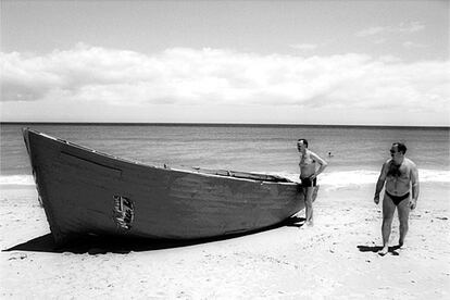 Hoy es el símbolo del drama de la inmigración africana. La patera descansa en la playa Esmeralda, en Fuerteventura.