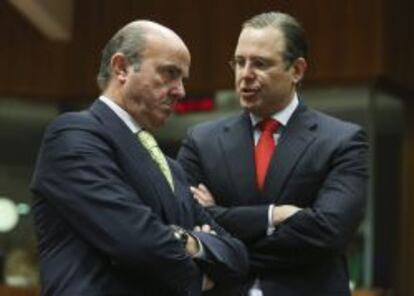 El ministro de Econom&iacute;a espa&ntilde;ol, Luis de Guindos, conversa con el ministro suizo de Finanzas, Anders Borg, antes del inicio de la reuni&oacute;n del Ecofin.