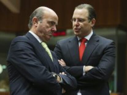 El ministro de Econom&iacute;a espa&ntilde;ol, Luis de Guindos, conversa con el ministro suizo de Finanzas, Anders Borg, antes del inicio de la reuni&oacute;n del Ecofin.