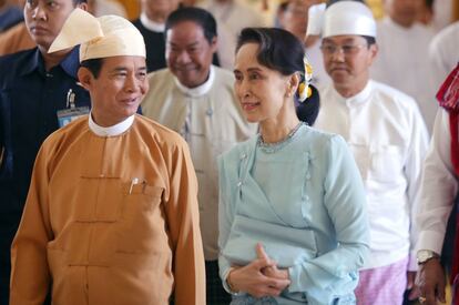 El presidente birmano, Win Myint, y la Nobel de la Paz y mujer fuerte del Gobierno, Aung San Suu Kyi, el día 30 de marzo en la toma de posesión del primero.