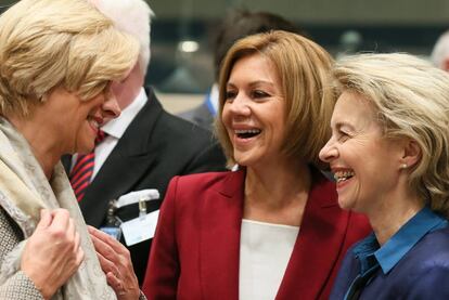 Cospedal conversa amb les seves homòlogues d'Itàlia, Roberta Pinotti (esquerra), i d'Alemanya, Ursula von der Leyen, durant la reunió de l'OTAN.