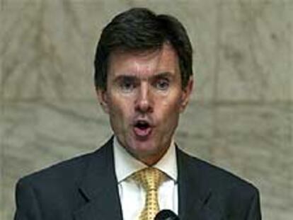 John Sawers se dirige a los periodistas en Bagdad.