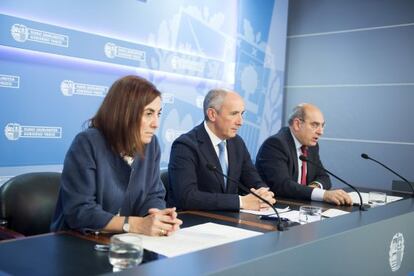 Los consejeros Cristina Uriarte, Josu Erkoreka y Jon Darpón comparecen este martes tras el Consejo de Gobierno vasco.