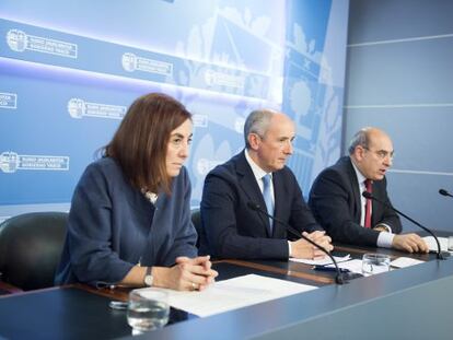 Los consejeros Cristina Uriarte, Josu Erkoreka y Jon Darpón comparecen este martes tras el Consejo de Gobierno vasco.