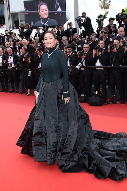 Gong Li fue otra de las que se apuntaron al negro, con este vestido de la colección otoño-invierno 2023 de Alaïa.