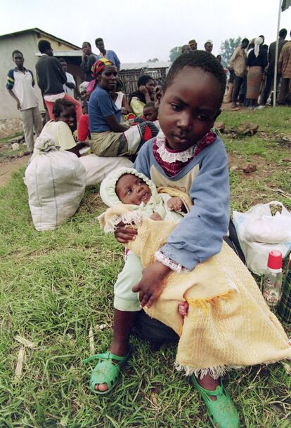 Habyarimana, que había llegado al poder en 1973 mediante un golpe de Estado, pertenecía a la etnia hutu, mayoritaria en el país, con un 85 por ciento del total de su población. En la imagen, una niña sujeta a su hermana en Kigali, 27 de mayo de 1997.