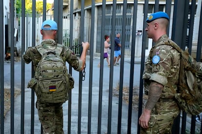 Personal de la ONU controlan una verja  dentro de la zona de seguridad controlada por las Naciones Unidas en el centro de Nicosia.