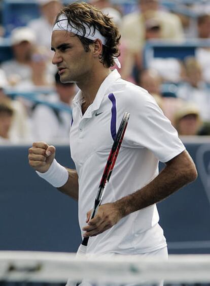 Federer solventa por la vía rápida la final ante Blake (6-1; 6-4)