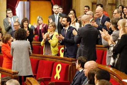 Roger Torrent rep els aplaudiments dels diputats de la seva formació després de ser escollit president de la Cambra.