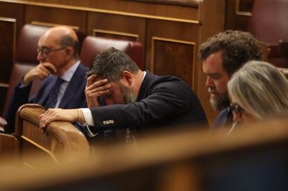 El líder de VOX Santiago Abascal reacciona en un momento del pleno.