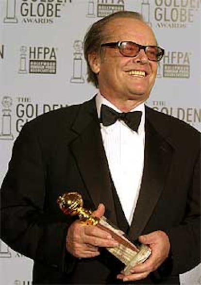 No podía faltar a la que él considera como "la mejor fiesta de Los Angeles". Y ya que va se lleva un premio. <i>About Schmidt</i> le ha servido a Jack Nicholson para obtener un nuevo globo como mejor actor dramático. Un paso más para conseguir el récord que supondría el obtener un cuarto oscar como mejor actor protagonista.