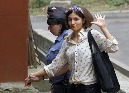 Una miembro del grupo punk Pussy Riot, es escoltada a una nueva sesión del juicio este martes.