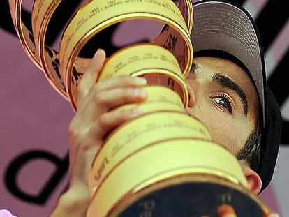 Contador besa el trofeo que le acredita como ganador de la carrera.
