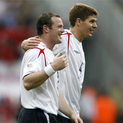 Rooney y Gerrard celebran el segundo tanto.