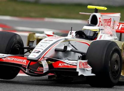 El piloto catalán prueba un Force India en el circuito de Cataluña