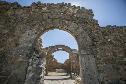 Entrada principal de la iglesia medieval de Recópolis.