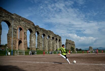 Jogo de futebol entre o Atletico Diritti e o Cetus Roma no estádio Campo Gerini, ao lado do aqueduto de Roma (Itália).