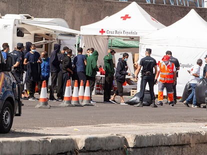 Unos 1.300 inmigrantes rescatados en aguas cercanas a Canarias siguen en el campamento provisional instalado en el muelle de Arguineguín a la espera de ser trasladados a centros de acogida.