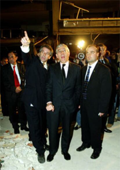El ministro de Exteriores británico, Jack Straw, esta madrugada entre las ruinas del consulado británic en Estambul.