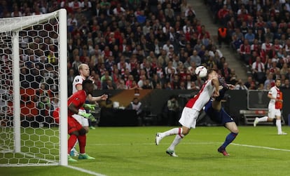 Henrikh Mkhitaryan del Manchester United marca el segundo gol del partido.