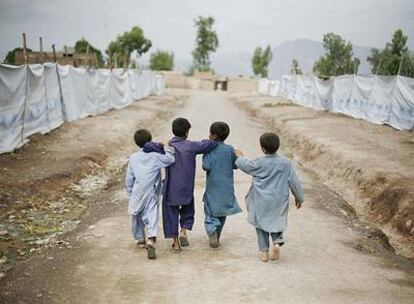 Niños paquistaníes caminan por una de las calles del campamento de refugiados de Peshawar.