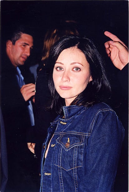 Eran los 90, y Shannen Doherty y el resto de chicas del mundo sabían que a cualquier estilismo se le podía plantar encima una cazadora vaquera. 