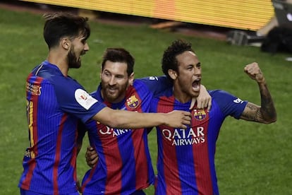 Lionel Messi (centro) celebra su gol con Neymar (d) y André Gomes.