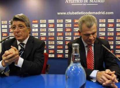 Enrique Cerezo y Javier Aguirre, en la despedida del técnico.