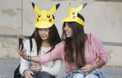 Dos visitantes del Salón del Manga se hacen un selfie ayer con gorros de Pikachu.