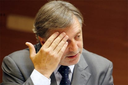 El alcalde de Torrent, Josep Bresó, durante su intervención en la comisión que investiga el accidente de metro de Valencia.