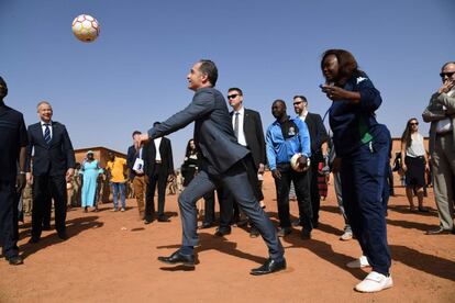 El Ministro de Relaciones Exteriores de Alemania Heiko Maas juega al fútbol con niños de la escuela durante una visita a Lycee Mixte en Ouagadougou, como parte de una viaje de dos días a Burkina Faso.