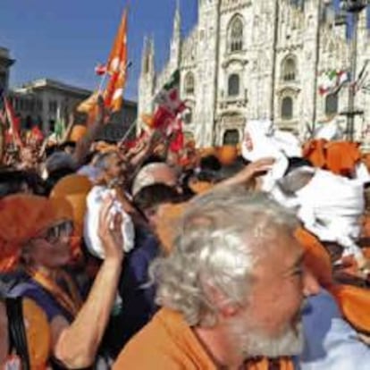 Simpatizantes de Giuseppe Pisapia celebran la victoria del candidato del Partido Demócrata (PD) en las elecciones locales a la Alcaldía de Milán