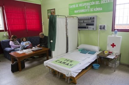 Los docentes del instituto Camas, de la localidad hom&oacute;nima de Sevilla, han instalado un &ldquo;hospital de campa&ntilde;a&rdquo; en su sala de profesores.