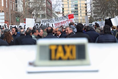 Taxistas de Madrid se concentran frente a la Consejería de Transportes convocados por la Asociación Nacional del Taxi de Madrid (ANTAXI) y la Federación Profesional del Taxi de Madrid (FPTM) "para exigir que se cumpla la ley".