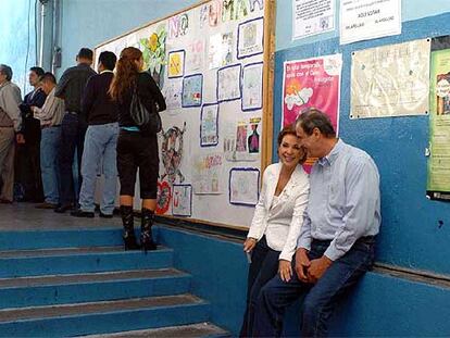 El presidente de México, Vicente Fox, y su esposa, Martha Sahagún, esperan su turno para votar en un colegio electoral de Ciudad de México.