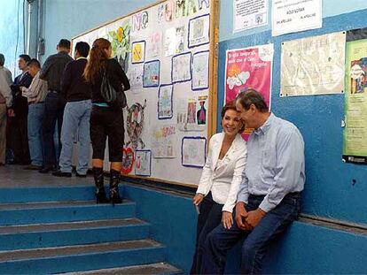 El presidente de México, Vicente Fox, y su esposa, Martha Sahagún, esperan su turno para votar en un colegio electoral de Ciudad de México.