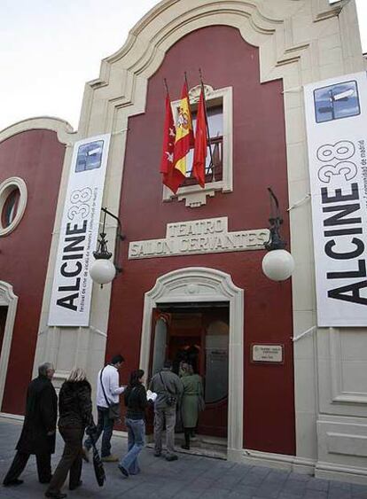 Entrada del teatro Cervantes, donde se celebra Alcine.