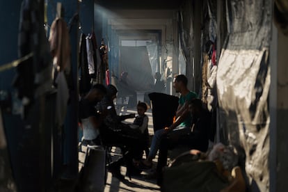Desplazados palestinos, en una escuela de Gaza reconvertida en refugio.