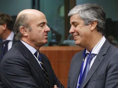 El ministro español de Economía, Luis de Guindos (izquierda) conversa con el ministro de Finanzas portugués Mario Centeno