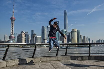 Un joven se retrata saltando frente al 'skyline' de Shanghái, en el que ya reina la Shanghai Tower, de 632 metros, que abrirá sus puertas en mayo.