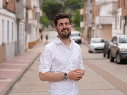 Diego Loras, candidato de Teruel Existe al Congreso, este miércoles en Utrillas (Teruel), en la comarca de las Cuencas Mineras, gobernada por la formación tras las elecciones del 28-M.