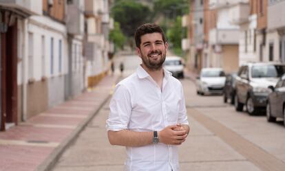 Diego Loras, candidato de Teruel Existe al Congreso, este miércoles en Utrillas (Teruel), en la comarca de las Cuencas Mineras, gobernada por la formación tras las elecciones del 28-M.