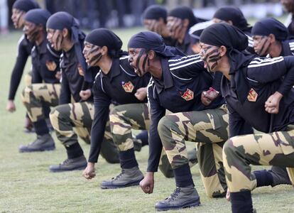 Mulheres soldado das Forças de Segurança Fronteiriça da Índia fazem uma demonstração de suas habilidades no combate corpo a corpo durante um ato celebrado no Dia Internacional da Mulher em Nova Delhi (Índia).